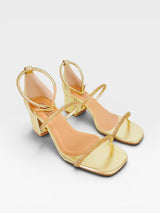 Sandália Beyou Shoes Abu Dhabi na cor ouro light, feita em tecido com tiras de strass e salto bloco de 6 cm.