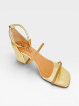 Sandália Beyou Shoes Abu Dhabi ouro light em tecido com tiras de strass e salto bloco de 6 cm