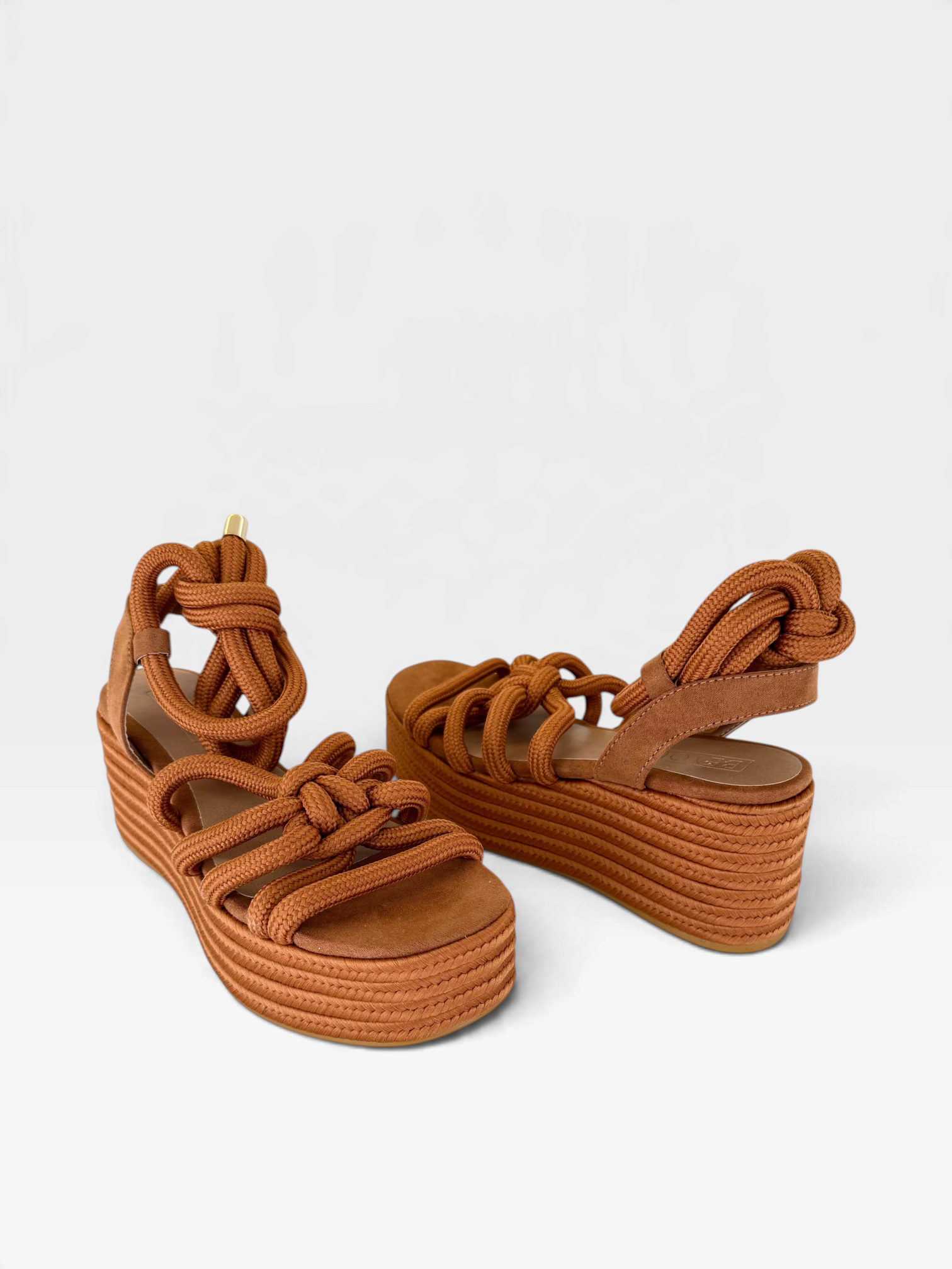 Sandália Anabela Trancoso Beyou Shoes caramelo em napa e corda com salto plataforma artesanal