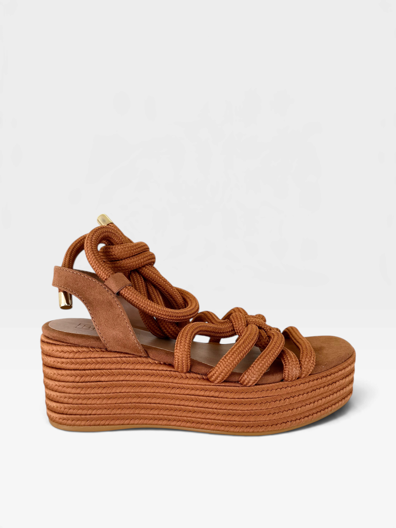 Sandália anabela Beyou Shoes caramelo em napa com tiras de corda trançada e salto plataforma artesanal