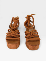 Sandália Anabela Trancoso Beyou Shoes caramelo em napa e corda com amarrações e salto plataforma artesanal