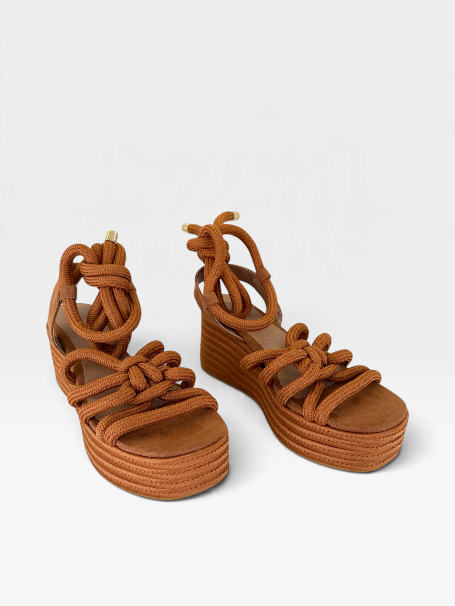 Sandália Anabela Trancoso Beyou Shoes caramelo em napa e corda com amarrações e salto plataforma artesanal