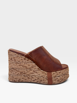 Sandália anabela Beyou Shoes Jakarta marrom em napa com salto plataforma trançado estilo espadrille