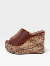 Sandália anabela Beyou Shoes Jakarta marrom em napa com salto plataforma trançado de 9 cm