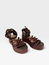 Sandália anabela Beyou Shoes marrom em napa e corda com tiras trançadas e salto plataforma de 6 cm