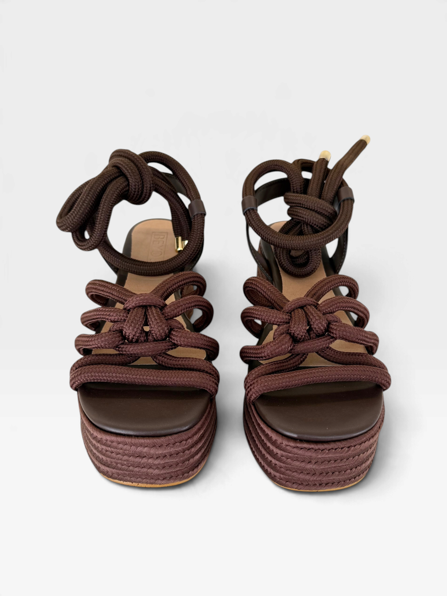 Sandália anabela Beyou Shoes marrom com tiras de corda trançada e salto plataforma artesanal