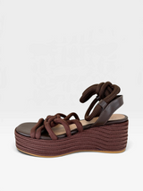 Sandália Anabela Beyou Shoes marrom em napa e corda com salto plataforma de 6 cm e tiras trançadas