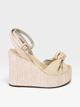 Sandália anabela Beyou Shoes Ravello off white em napa com detalhe de nó e salto plataforma trançado