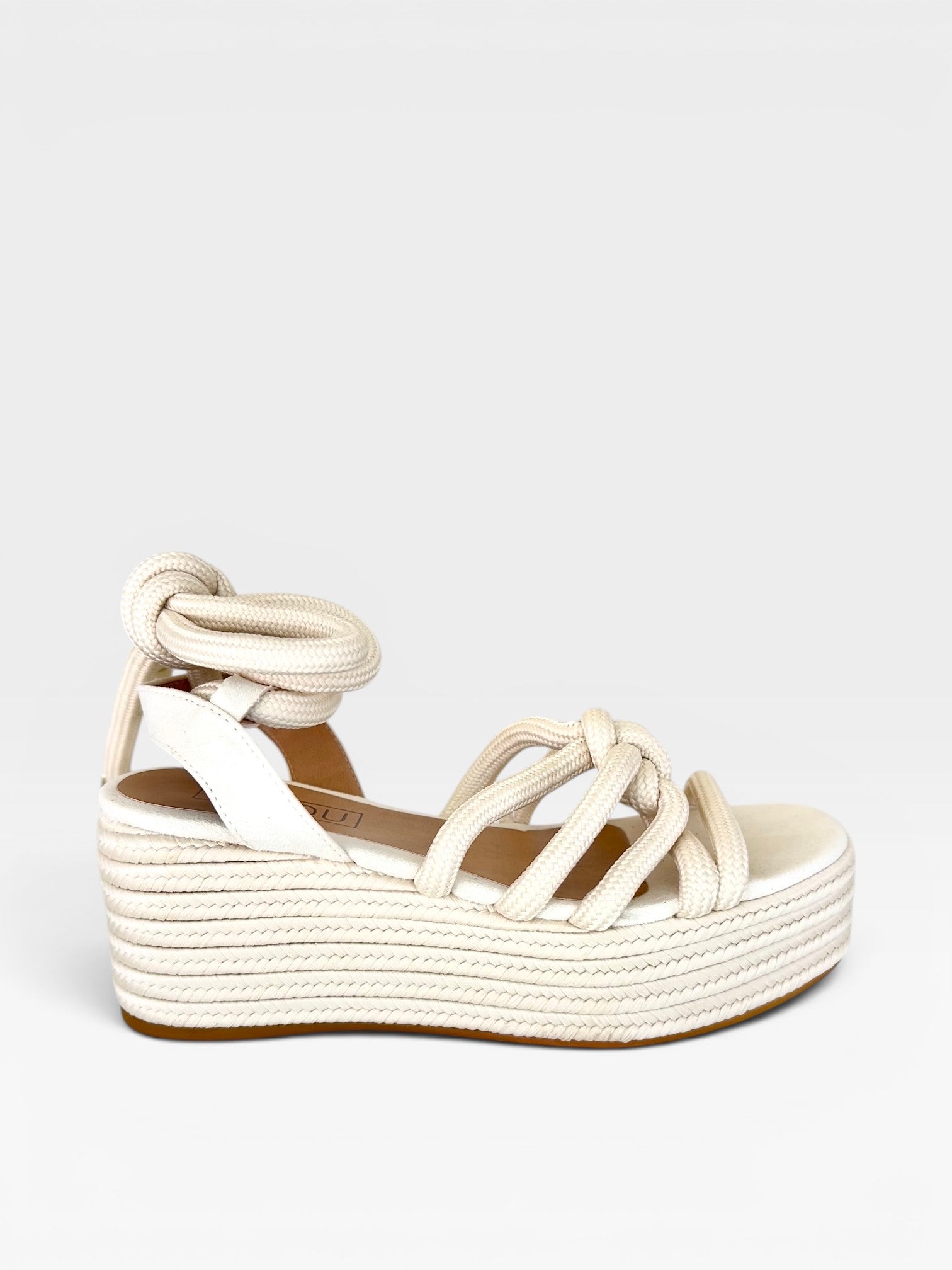 Sandália Anabela Trancoso Beyou Shoes off white em napa e corda com amarração no tornozelo e salto plataforma de 6 cm.