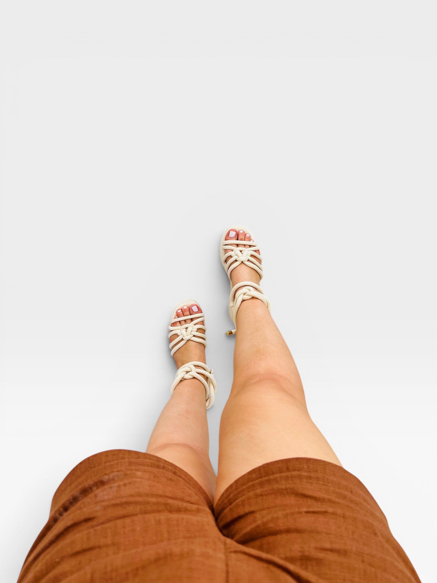 Sandália Anabela Trancoso Beyou Shoes off white em napa com tiras de corda amarradas no tornozelo vista de cima