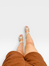 Sandália Anabela Trancoso Beyou Shoes off white em napa com tiras de corda amarradas no tornozelo vista de cima
