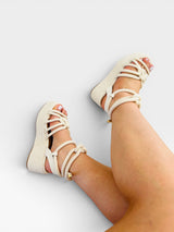 Sandália anabela Beyou Shoes off white com tiras de corda e salto artesanal, elegante e confortável para o dia a dia.