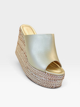 Sandália anabela Beyou Shoes Jakarta na cor ouro light em napa com salto plataforma trançado estilo espadrille