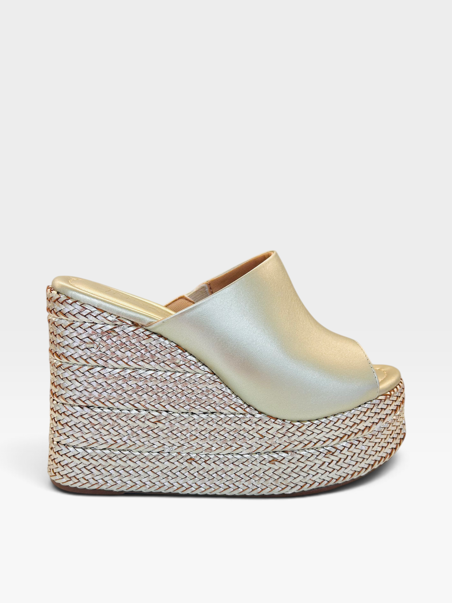 Sandália anabela Beyou Shoes Jakarta na cor ouro light em napa com salto plataforma trançado de 9 cm