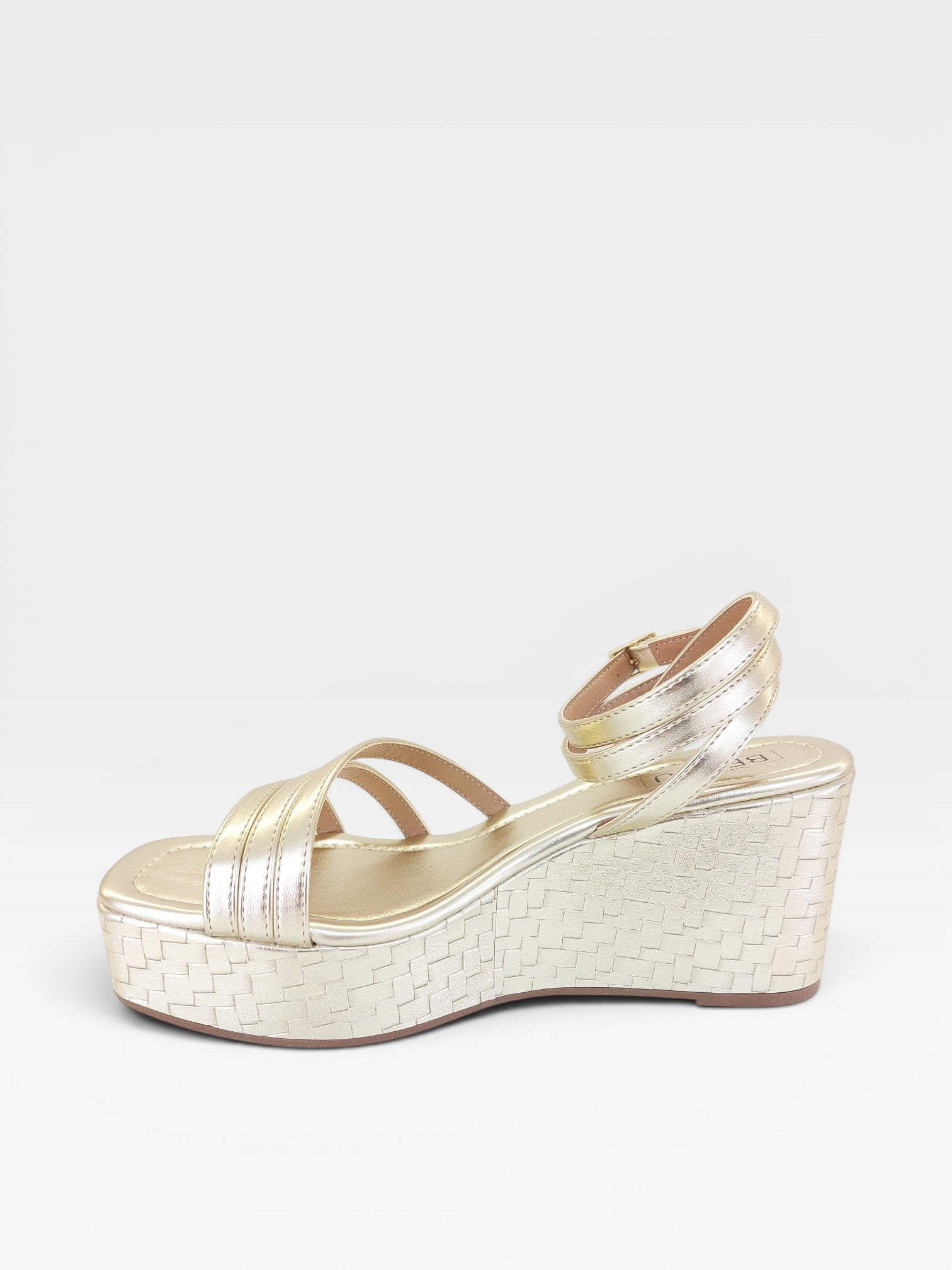 Sandália anabela Beyou Shoes Zaragoza na cor ouro light em napa com salto de 8 cm e textura trançada lateral