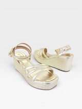 Sandália anabela Beyou Shoes Zaragoza em napa ouro light com salto de 8 cm e tiras delicadas