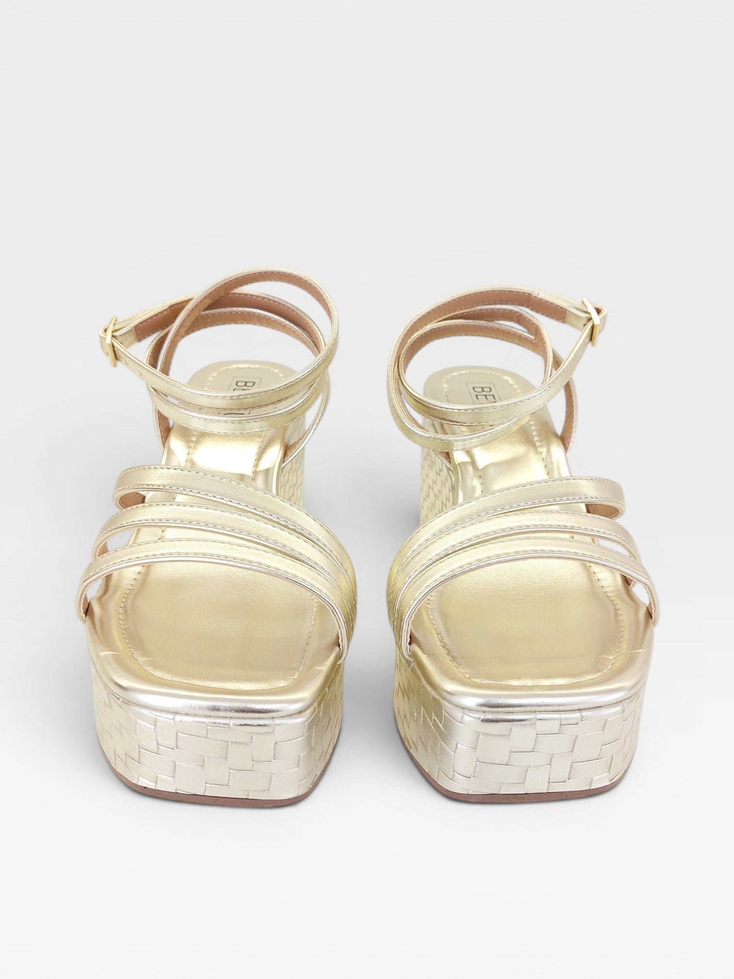 Sandália anabela Beyou Shoes Zaragoza na cor ouro light em napa com salto de 8 cm e tiras delicadas