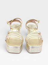 Sandália anabela Beyou Shoes Zaragoza na cor ouro light em napa com salto de 8 cm e tiras delicadas