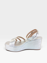 Sandália anabela Beyou Shoes Zaragoza na cor prata, feita em napa com salto de 8 cm e textura trançada no solado.