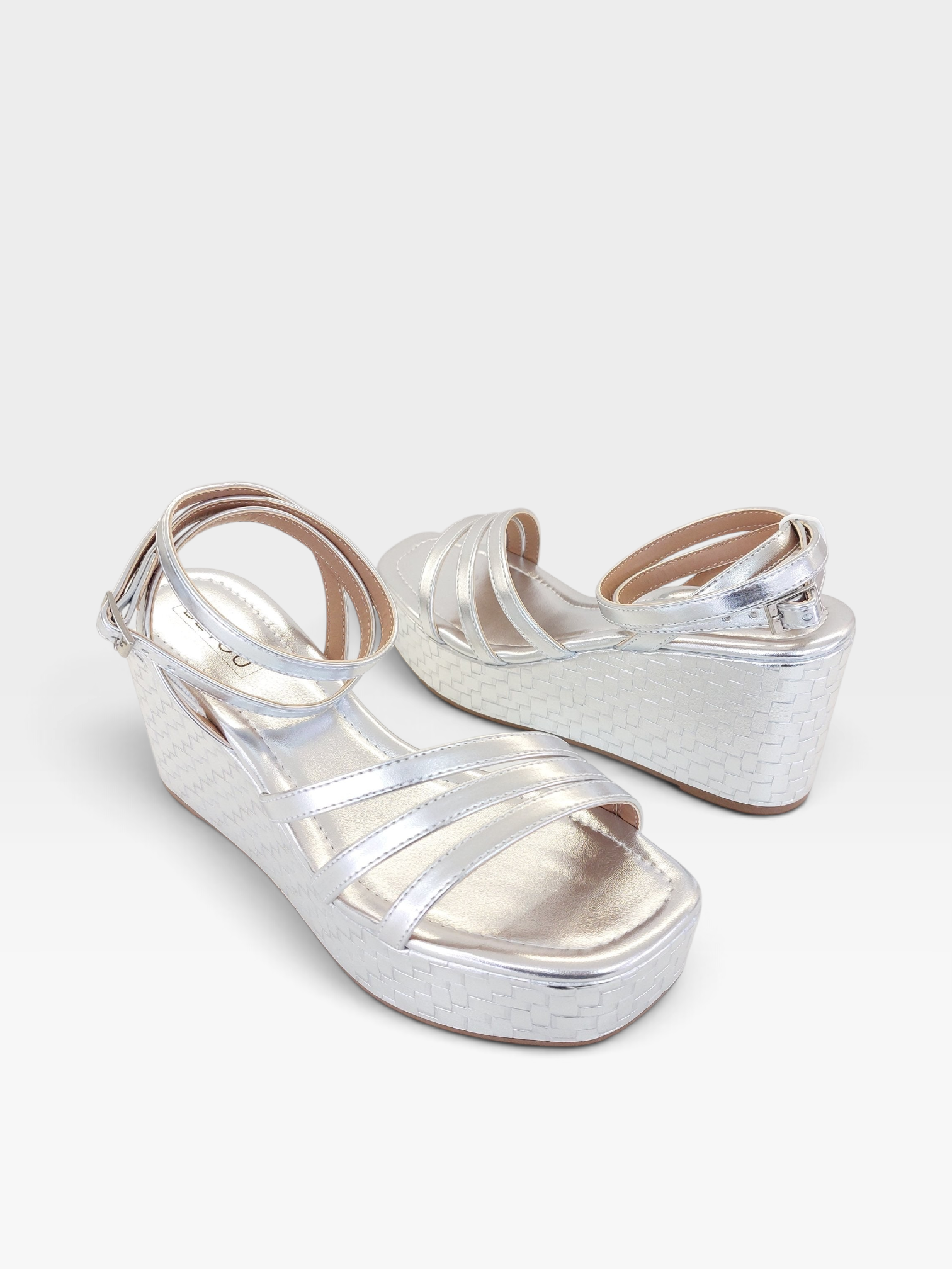 Sandália anabela Beyou Shoes Zaragoza na cor prata, feita em napa com salto de 8 cm e tiras delicadas.