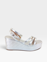 Sandália anabela Beyou Shoes Zaragoza na cor prata, feita em napa com salto de 8 cm e detalhe texturizado no solado.