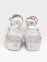 Sandália anabela Beyou Shoes Zaragoza na cor prata, feita em napa com tiras finas e salto plataforma de 8 cm.