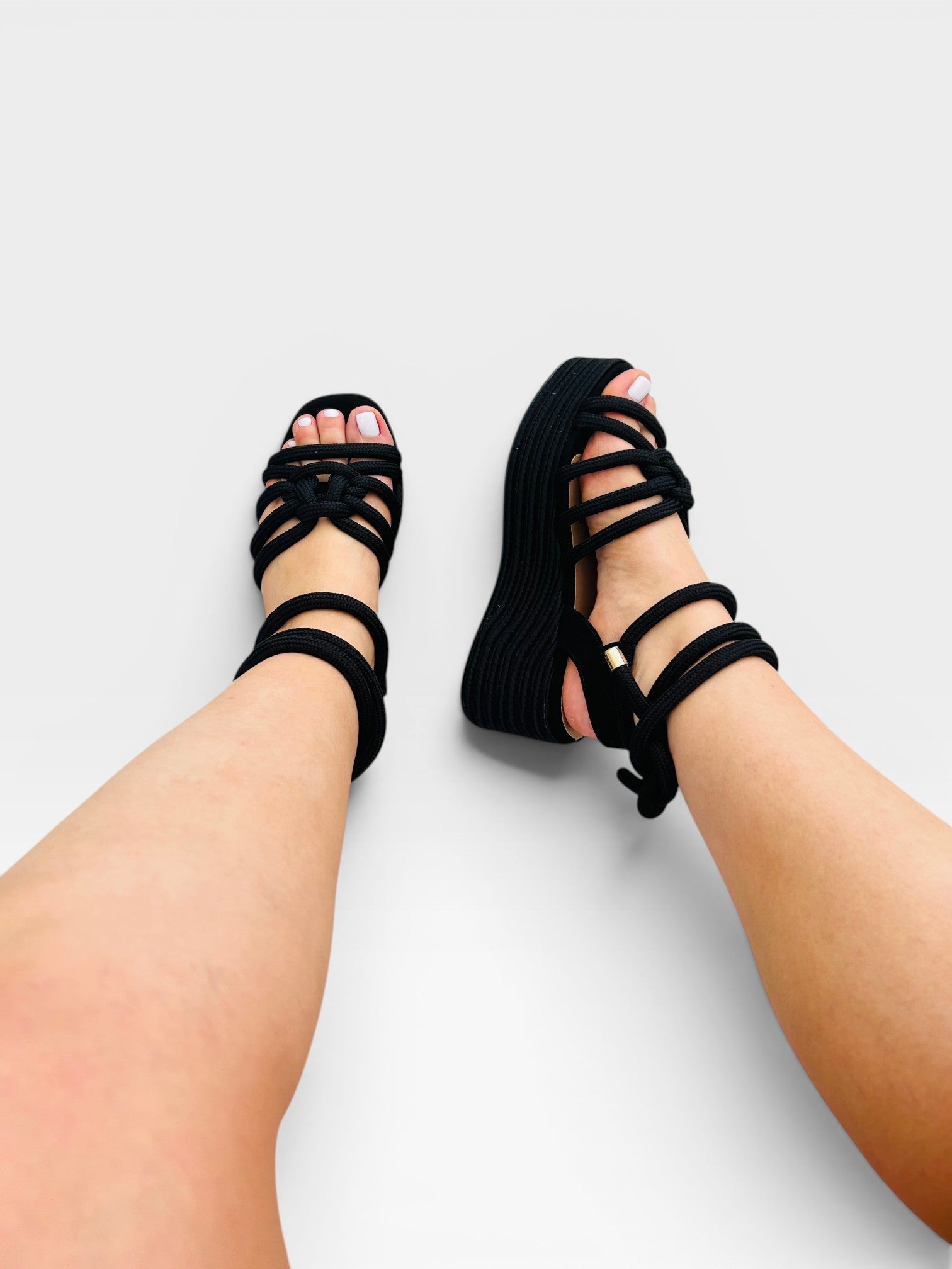 Sandália Anabela Trancoso Beyou Shoes preta com tiras de corda e salto plataforma artesanal no pé