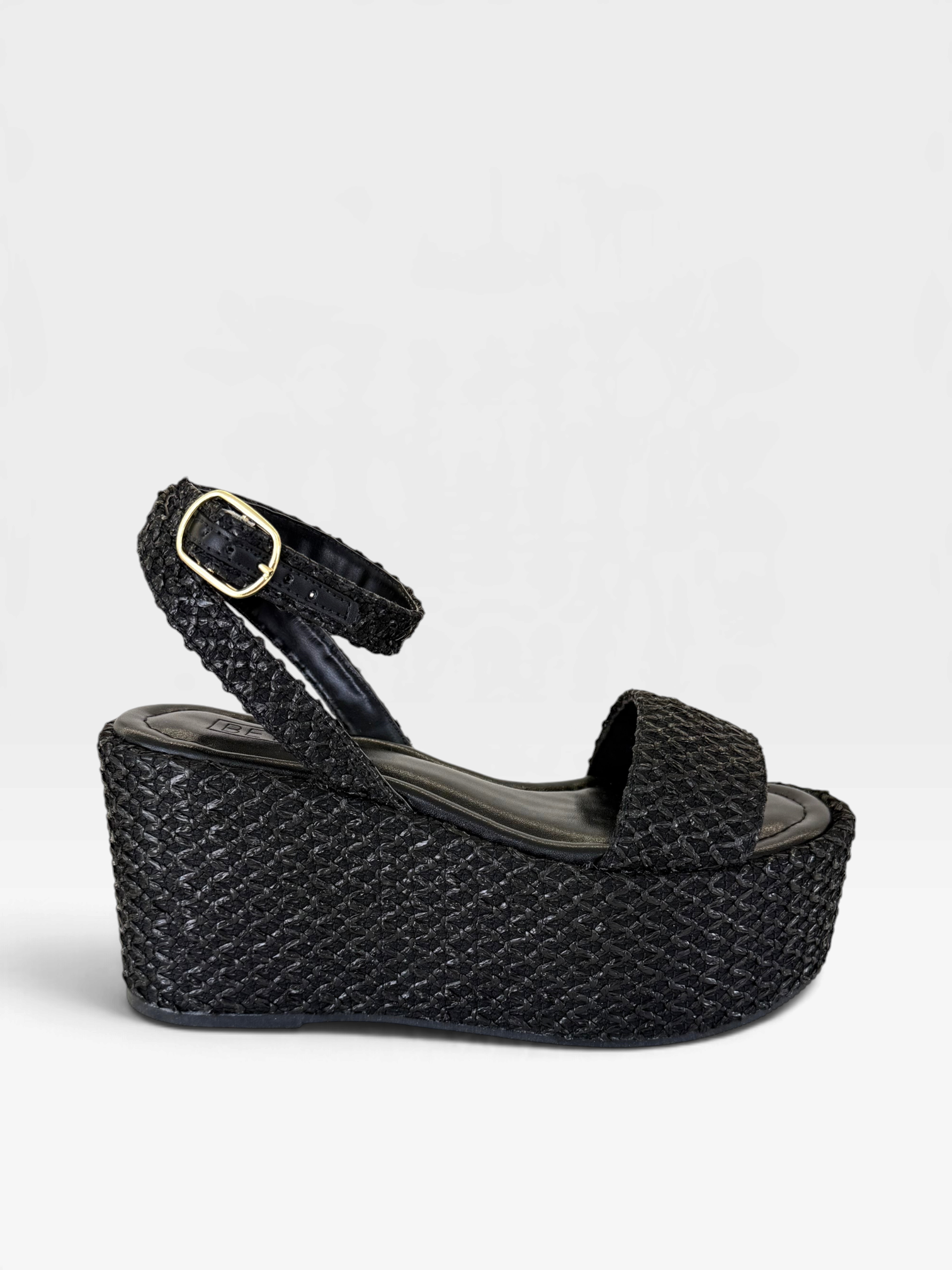 Sandália Anabela Salina Beyou Shoes preta em ráfia com plataforma de 9 cm e fechamento por fivela lateral