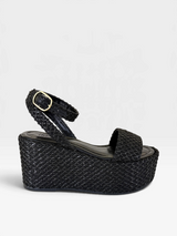 Sandália Anabela Salina Beyou Shoes preta em ráfia com plataforma de 9 cm e fechamento por fivela lateral