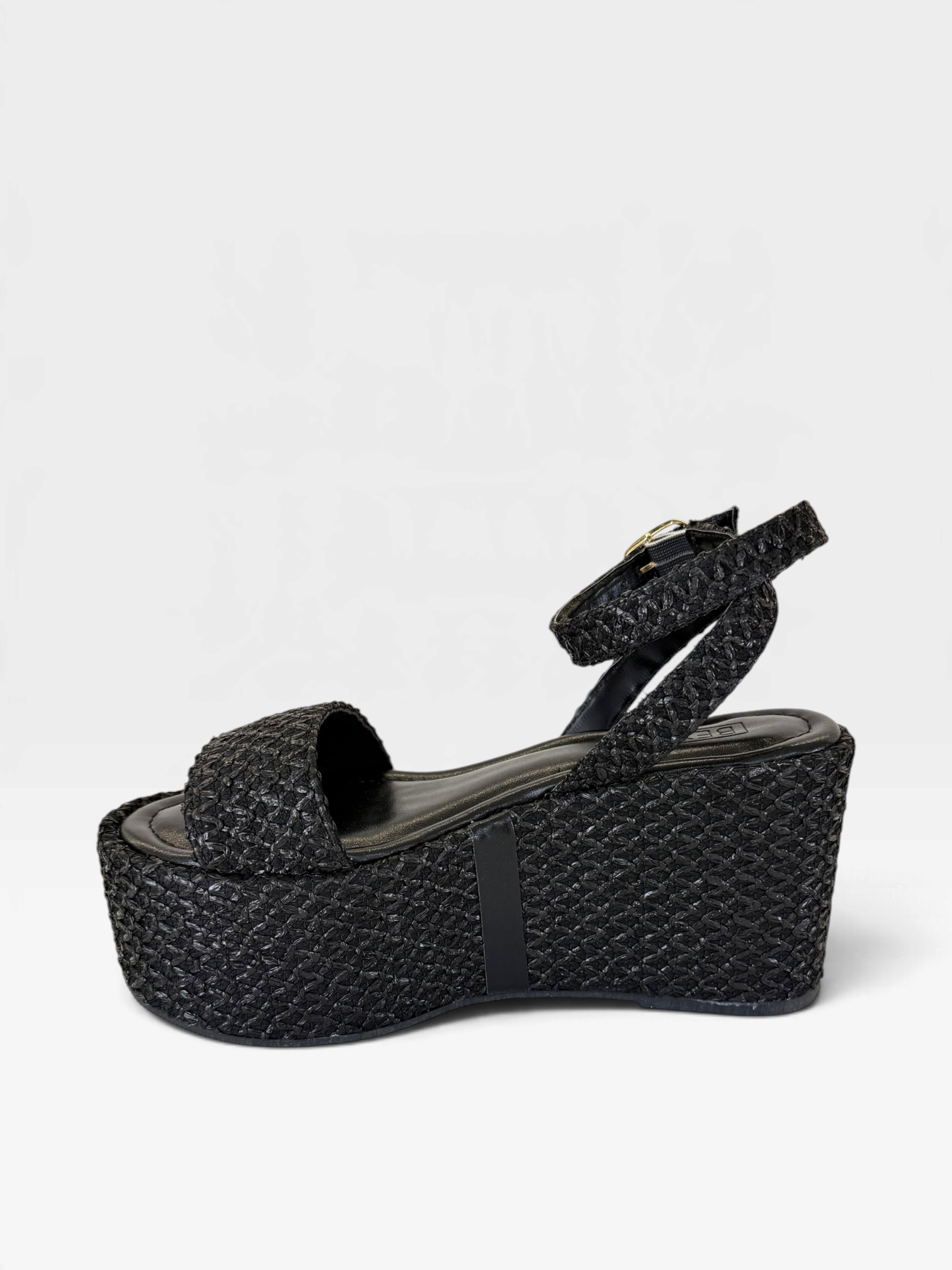 Sandália Anabela Salina Beyou Shoes preta em ráfia com plataforma de 9 cm e fechamento por fivela no tornozelo