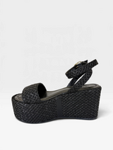 Sandália Anabela Salina Beyou Shoes preta em ráfia com plataforma de 9 cm e fechamento por fivela no tornozelo