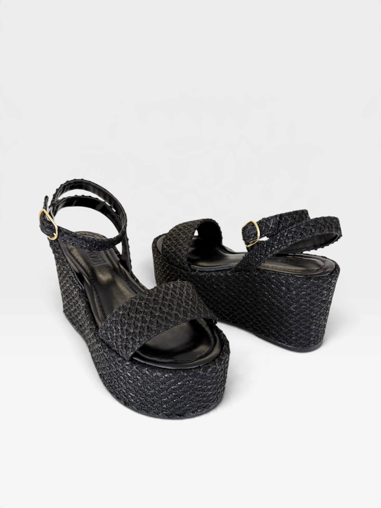 Sandália Anabela Salina Beyou Shoes preta em ráfia com plataforma de 9 cm e fechamento por fivela lateral