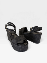 Sandália Anabela Salina Beyou Shoes preta em ráfia com plataforma de 9 cm e fechamento por fivela lateral