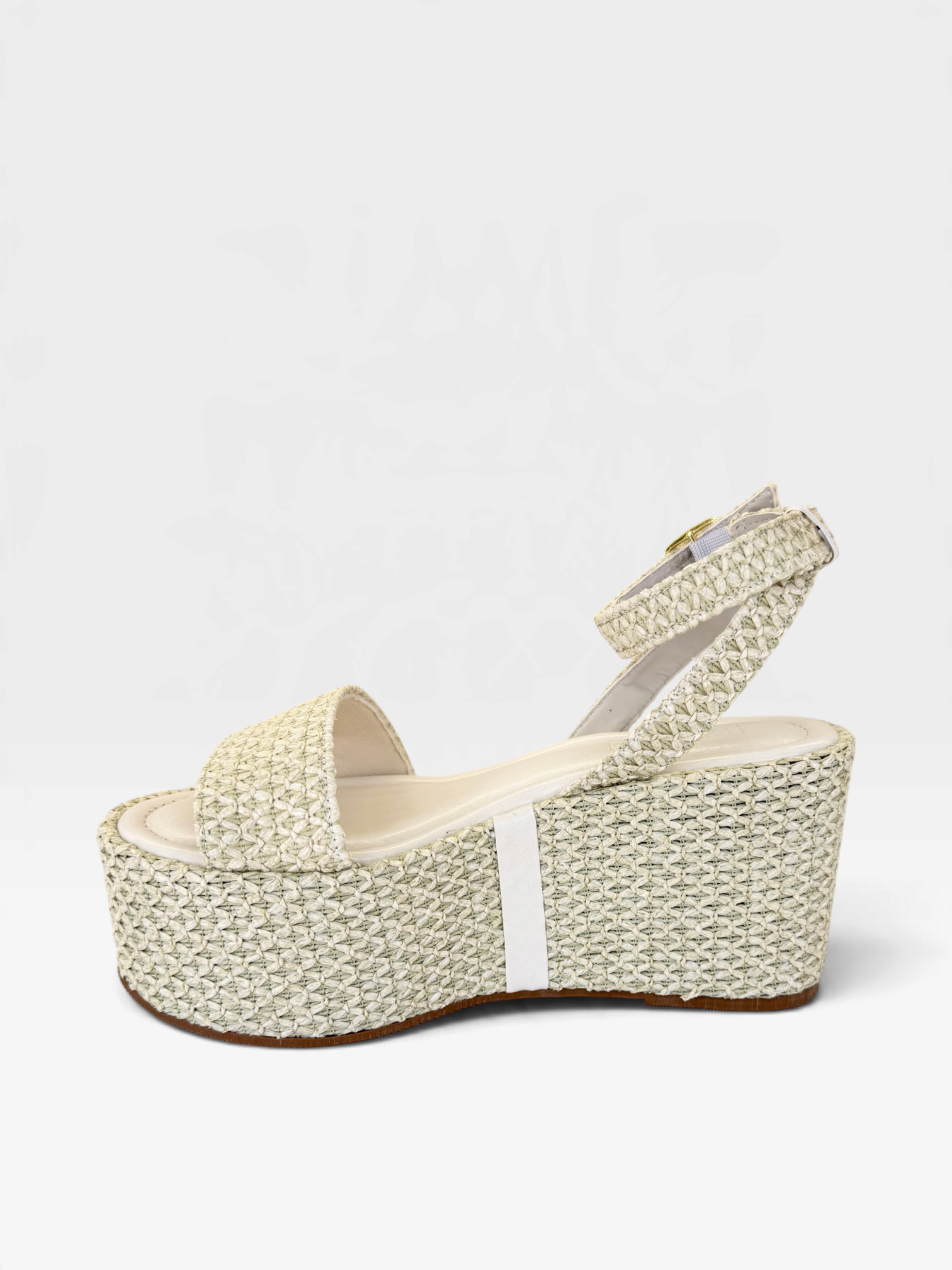 Sandália anabela Beyou Shoes Salina off white em ráfia com plataforma alta e fechamento por fivela lateral