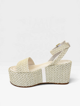 Sandália anabela Beyou Shoes Salina off white em ráfia com plataforma alta e fechamento por fivela lateral