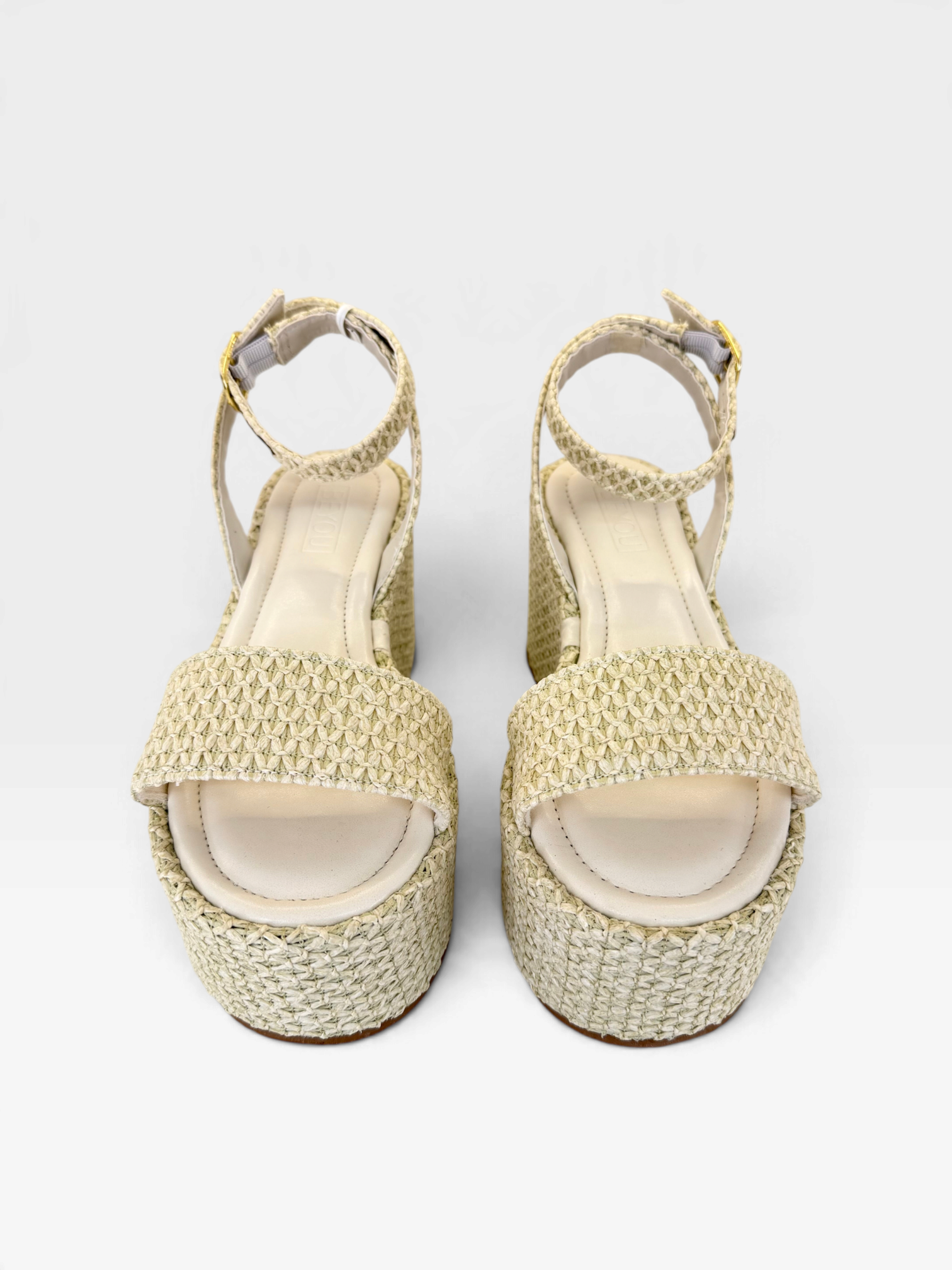 Sandália Anabela Beyou Shoes Salina off white com plataforma de ráfia e fechamento por fivela no tornozelo