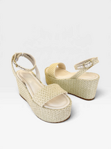 Sandália Anabela Salina Beyou Shoes off white em ráfia com plataforma de 9 cm e fechamento por fivela no tornozelo