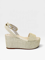 Sandália Anabela Salina Beyou Shoes off white em ráfia com plataforma de 9 cm e fechamento por fivela lateral