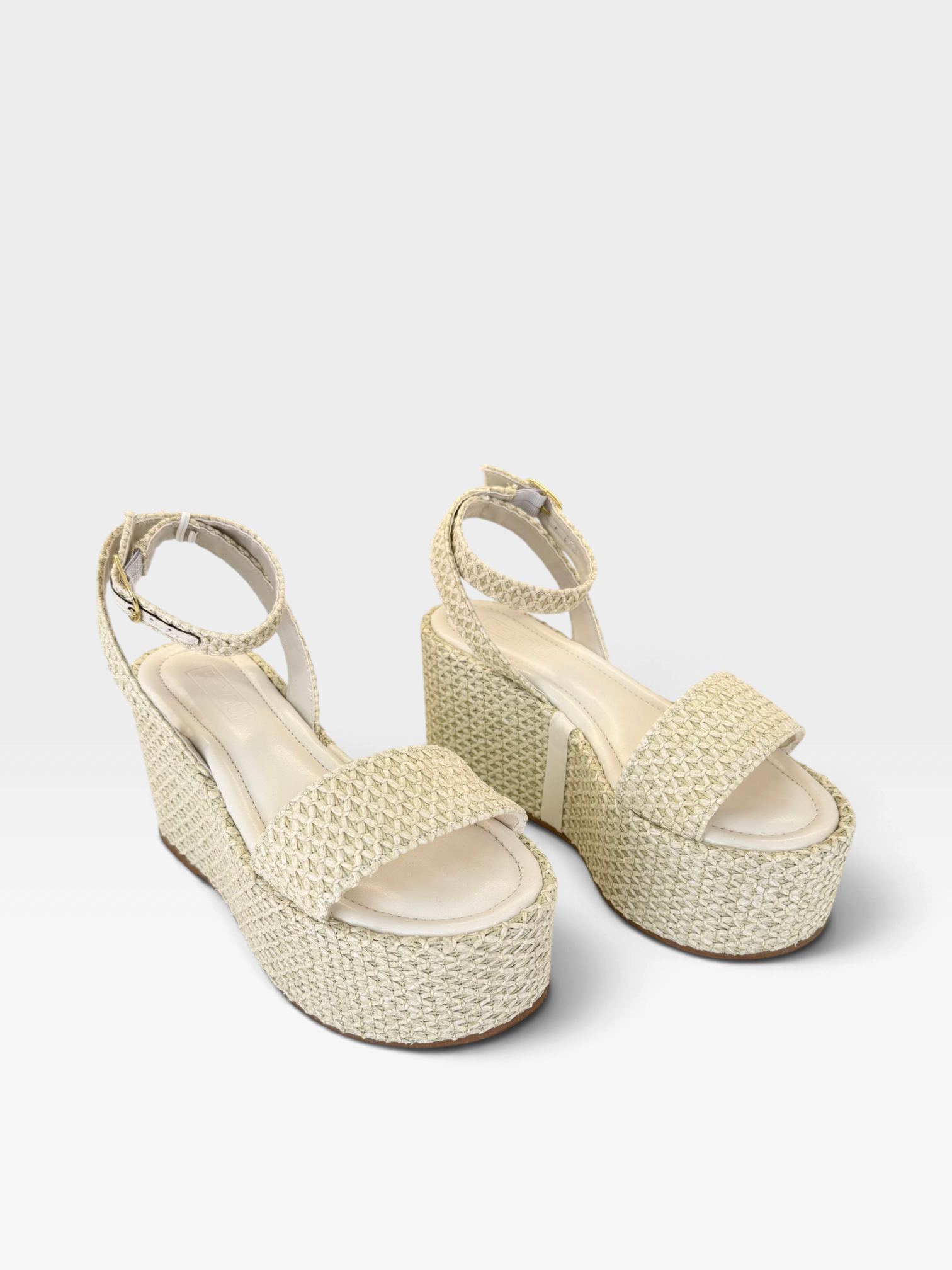 Sandália Anabela Beyou Shoes Salina off white com plataforma de ráfia e tira no tornozelo