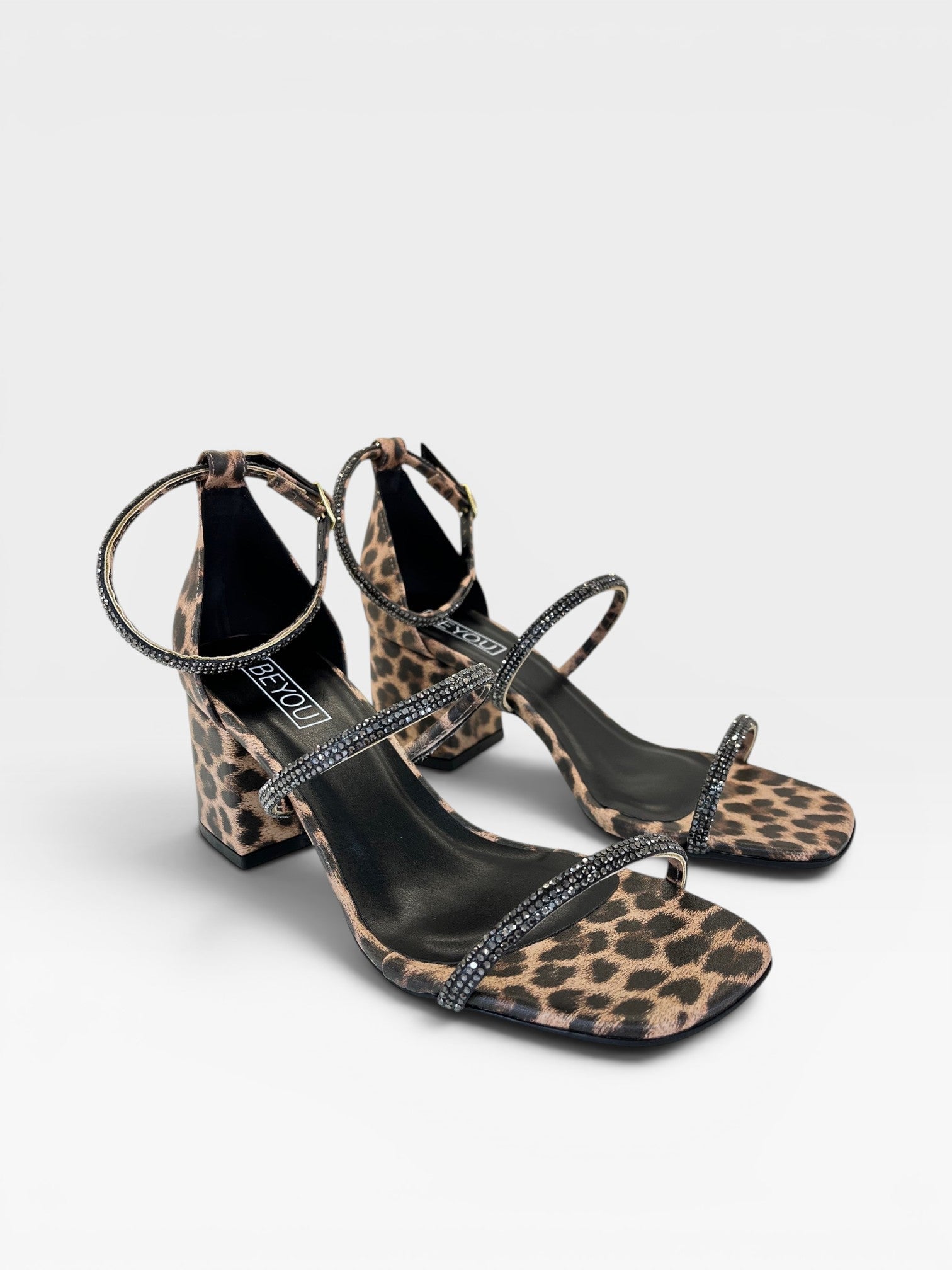 Sandália Beyou Shoes Abu Dhabi animal print com tiras de strass e salto bloco de 6 cm