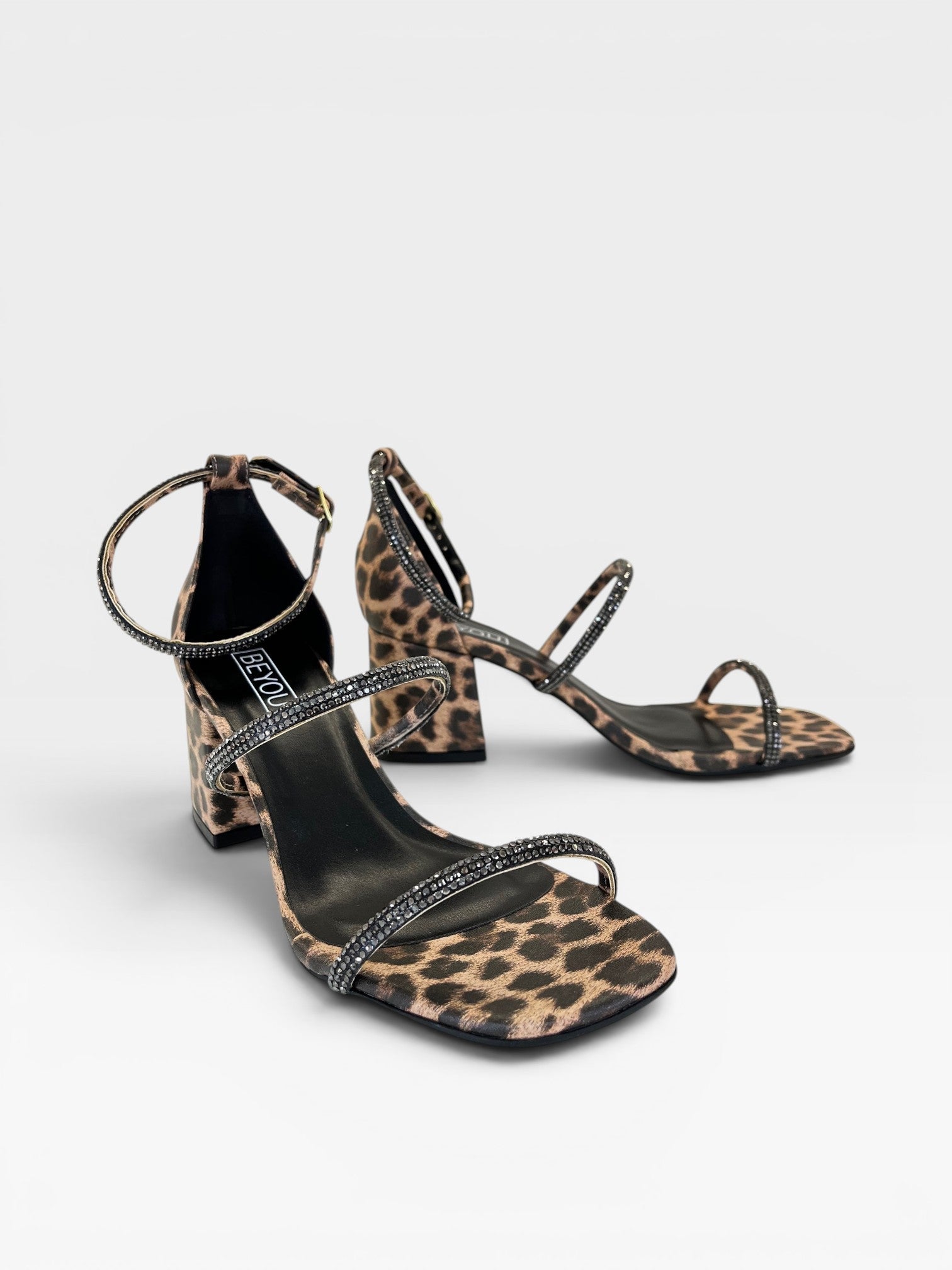 Sandália Beyou Shoes Abu Dhabi animal print em napa com tiras de strass e salto bloco de 6 cm
