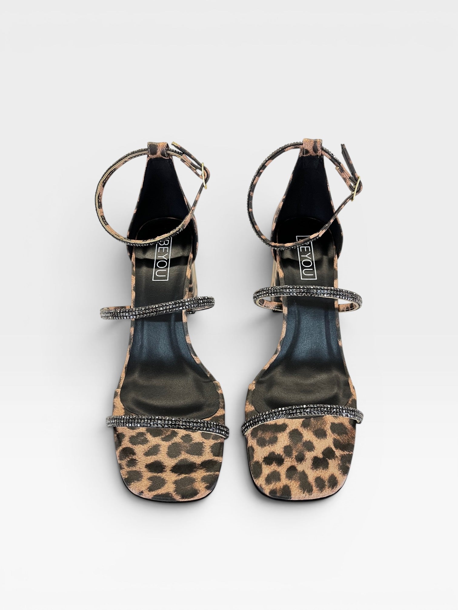 Sandália Beyou Shoes Abu Dhabi animal print em napa com tiras de strass e salto bloco de 6 cm