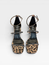 Sandália Beyou Shoes Abu Dhabi animal print em napa com tiras de strass e salto bloco de 6 cm