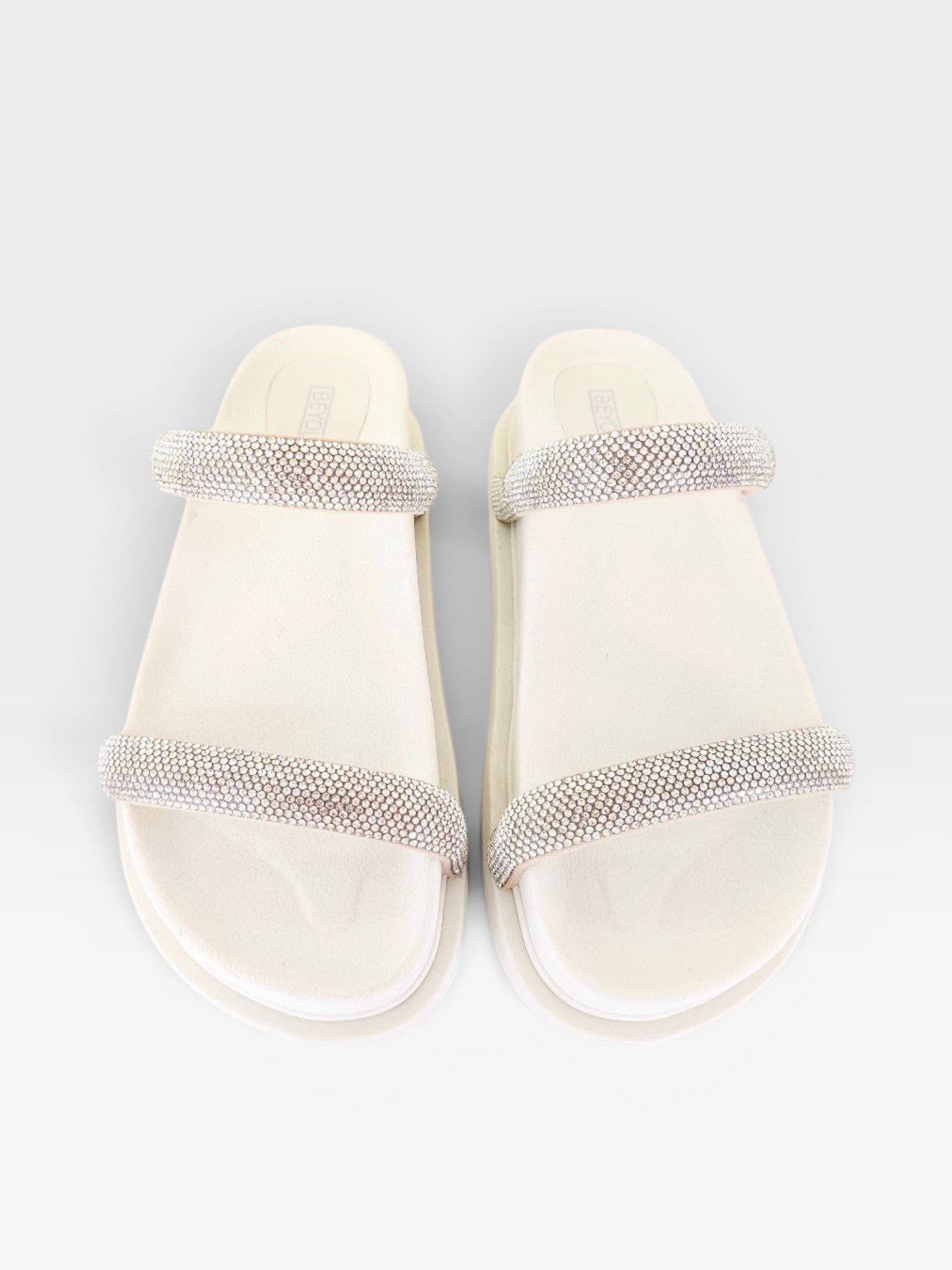Sandália Birken Athenas Beyou Shoes off white com tiras cravejadas de brilhos cristal e sola alta plataforma