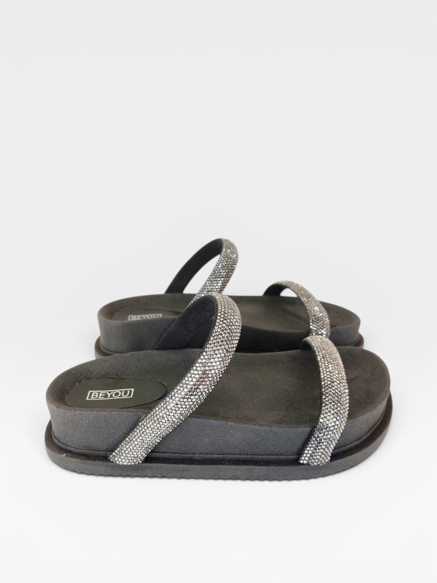 Sandália Birken Athenas Beyou Shoes preta com solado plataforma e tiras decoradas com brilhos grafite