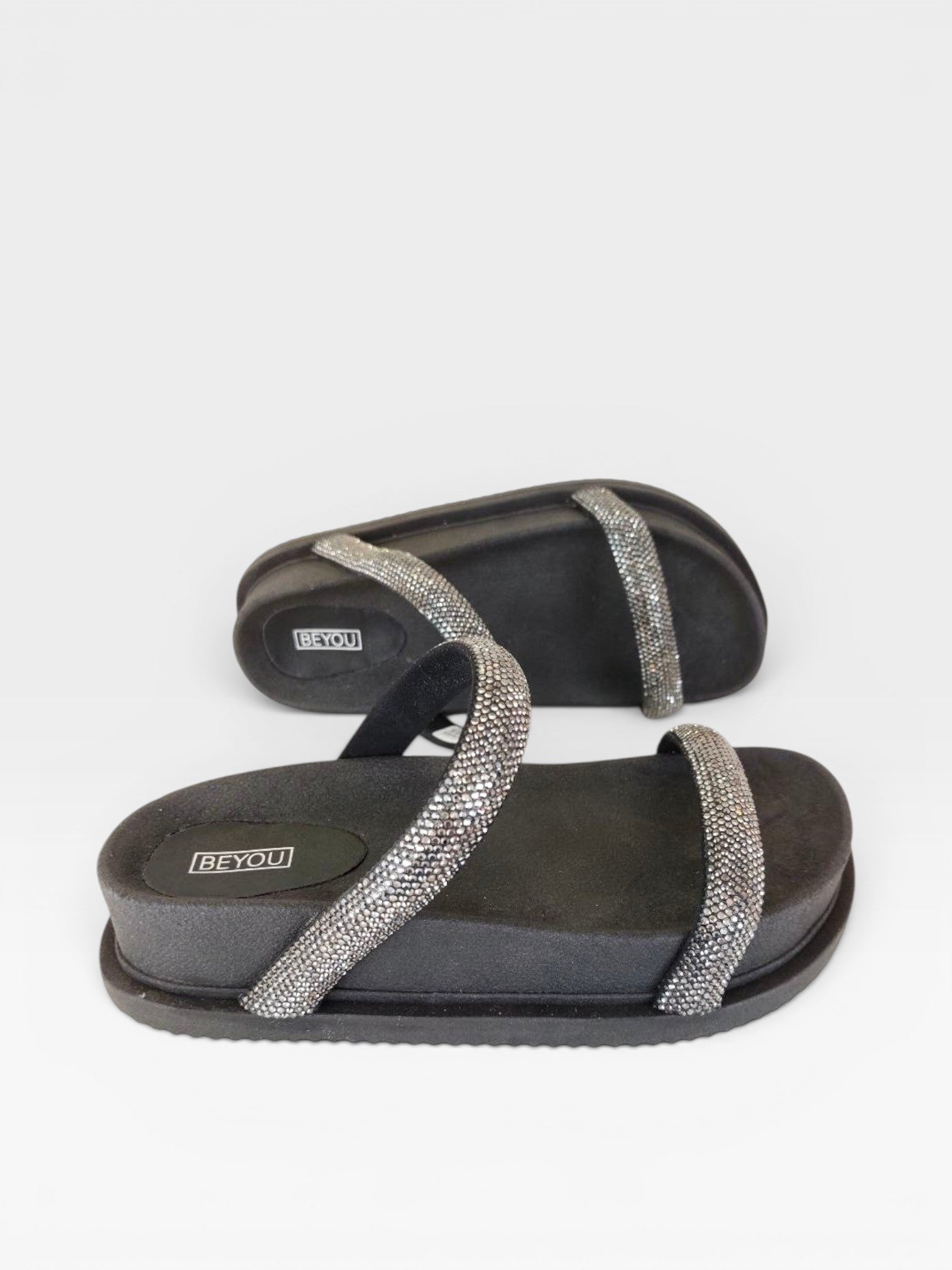 Sandália Birken Athenas Beyou Shoes preta com solado plataforma e tiras decoradas com brilhos grafite