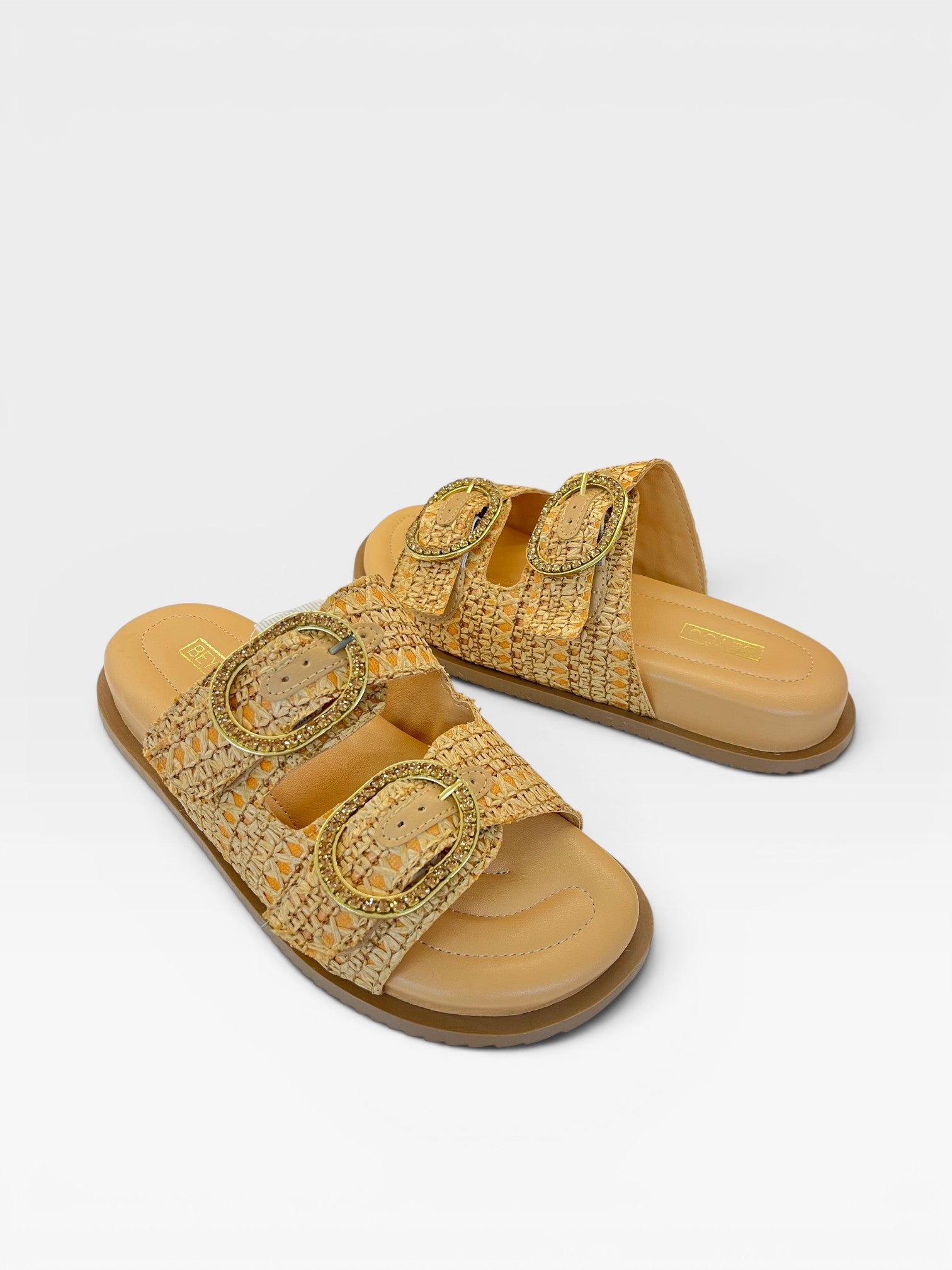 Sandália Birken Beyou Shoes Bangalore cor bistrô em couro e palha com fivelas decoradas