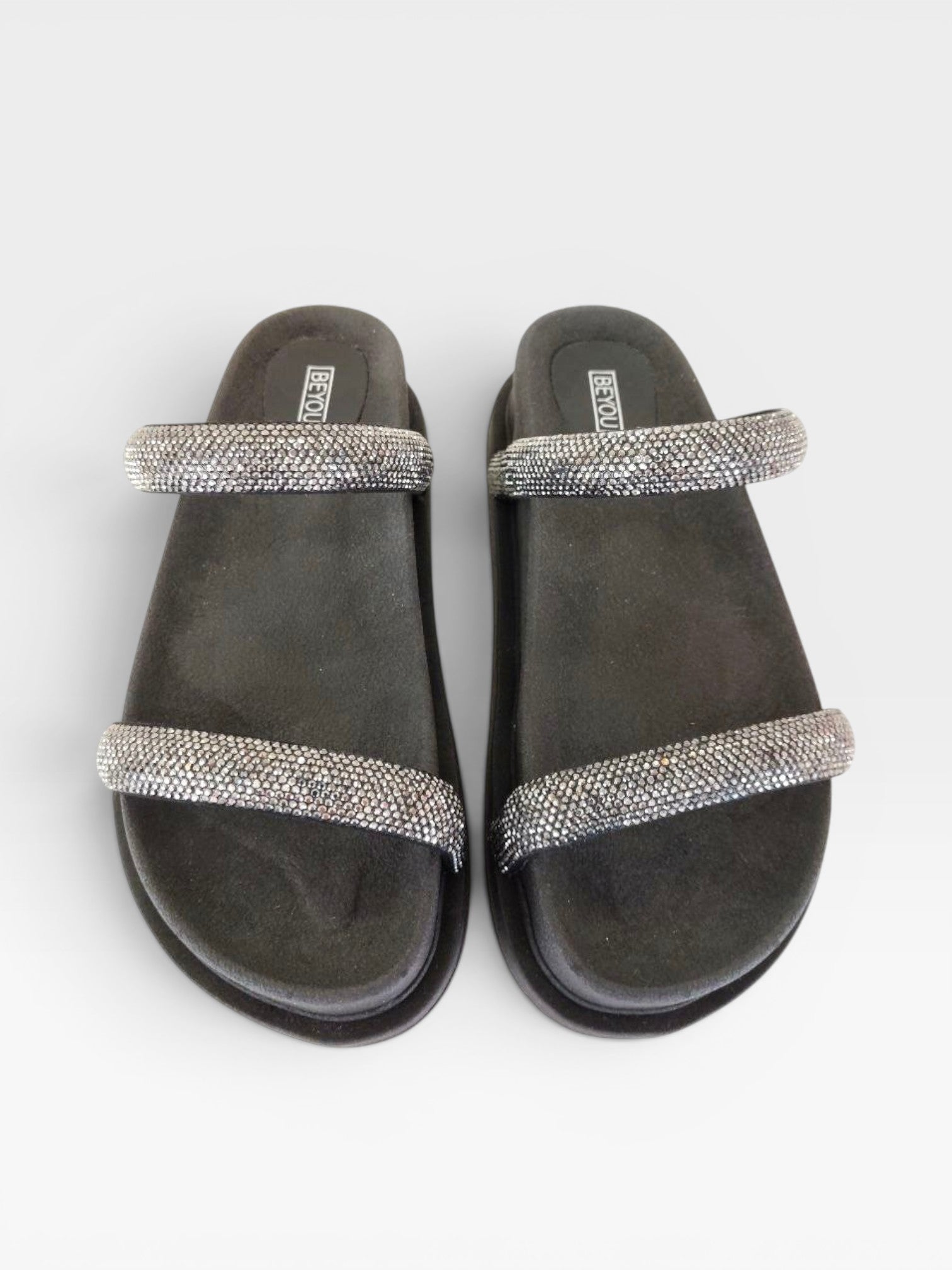 Sandália Birken Athenas Beyou Shoes preta com tiras de brilho grafite e sola plataforma alta