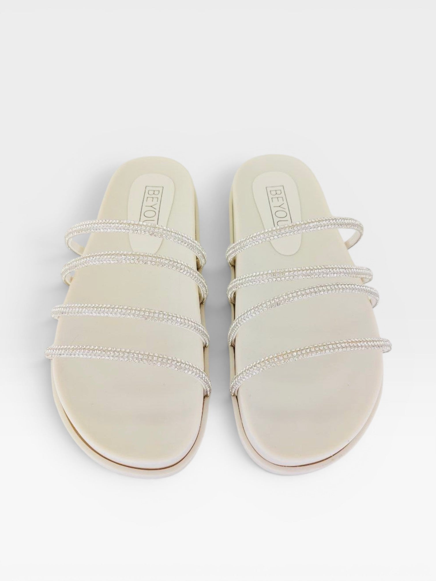Sandália Birken Creta Beyou Shoes off white com tiras finas decoradas com brilhos cristal e palmilha anatômica