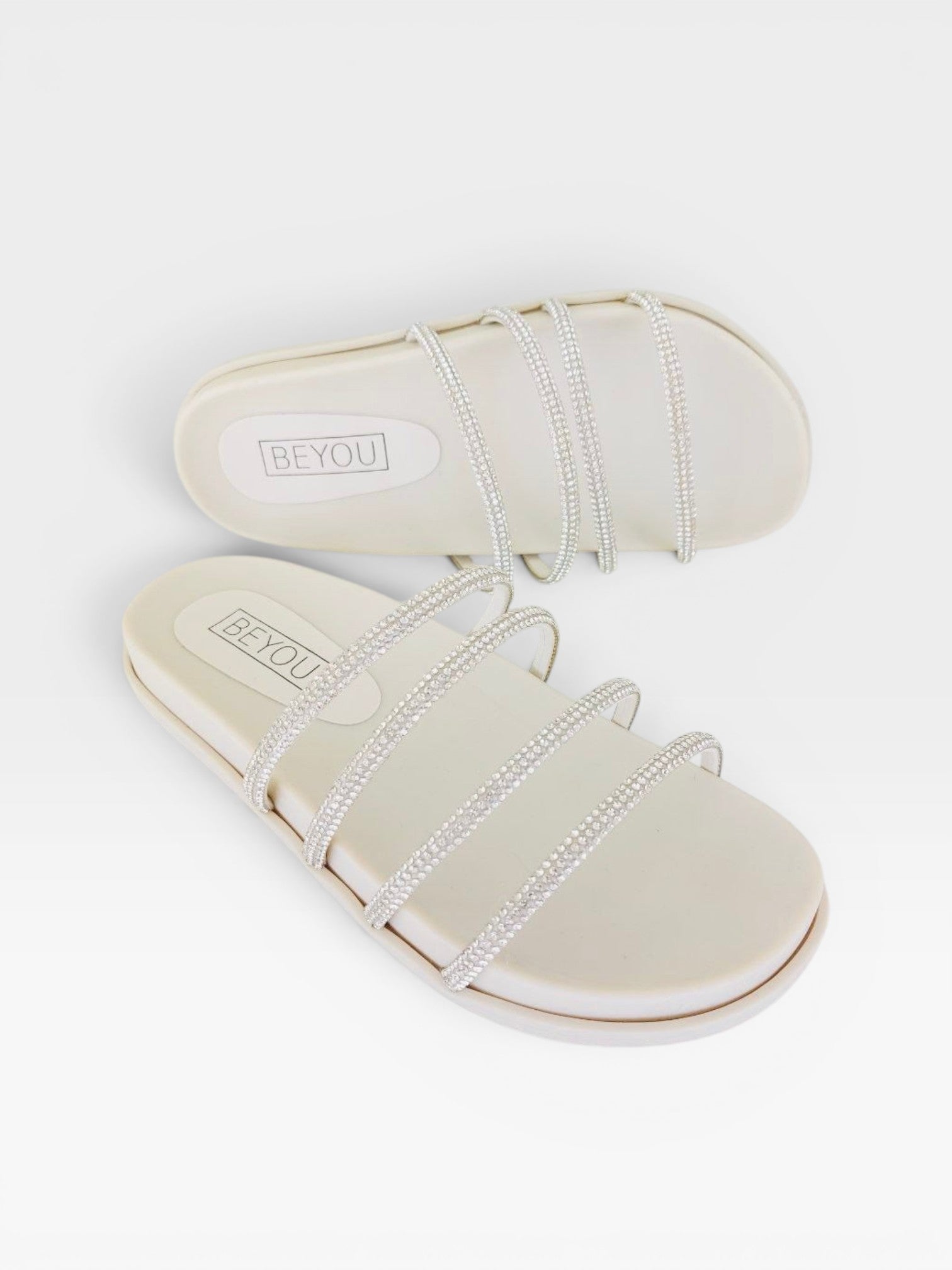 Sandália Birken Creta Beyou Shoes off white com tiras finas decoradas com brilhos cristal e palmilha anatômica